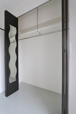 収納　姿見付のクローゼットです