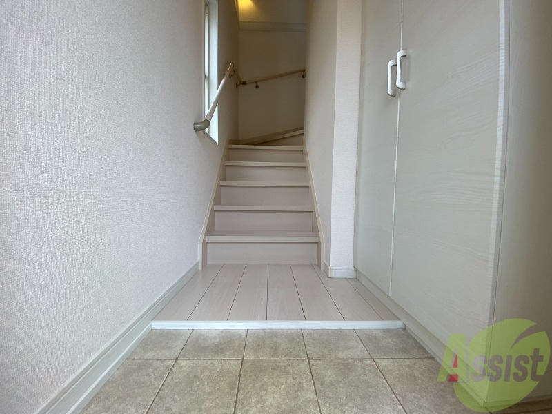 玄関　こちらが玄関です。玄関口が広く、荷物を運ぶ際も安心です。