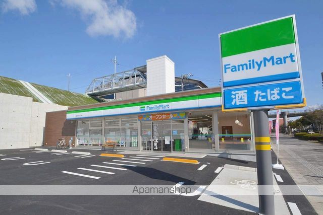 コンビニ　ファミリーマート（コンビニ）まで700m