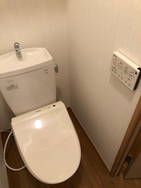 トイレ　温水洗浄便座