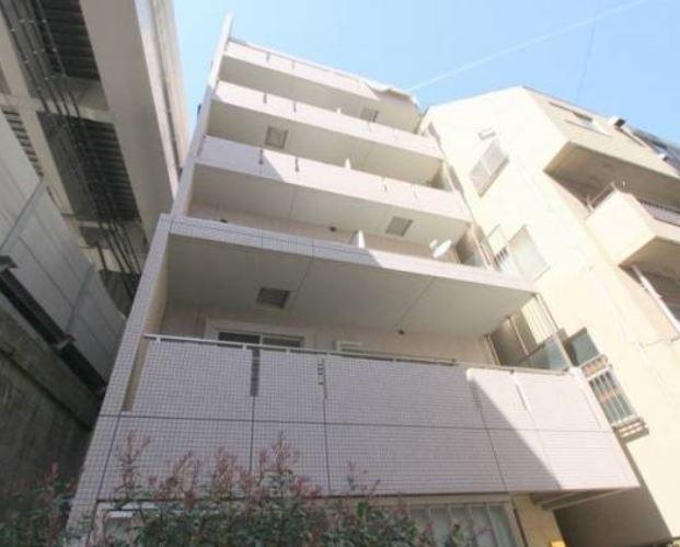 建物外観　左横は京成線本線が走ってます。