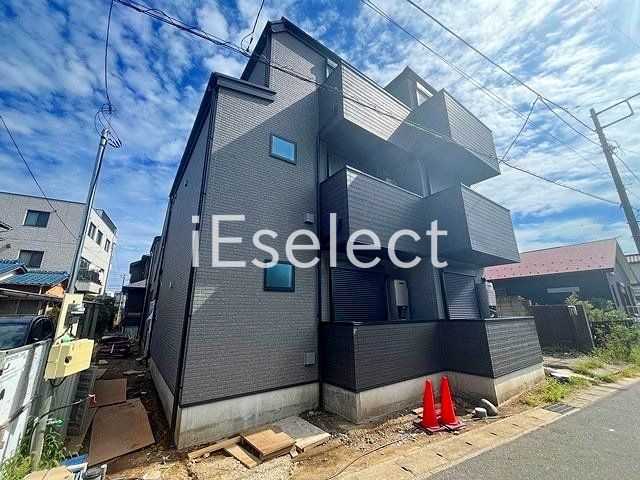建物外観　周辺には商業施設も多いので生活しやすい場所にございます