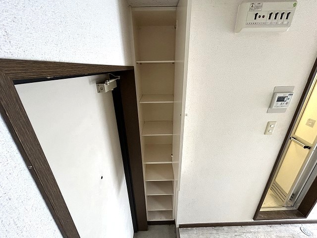 収納　清掃前。玄関収納。