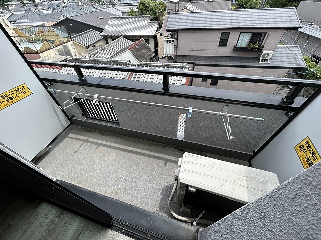 バルコニー　清掃前。