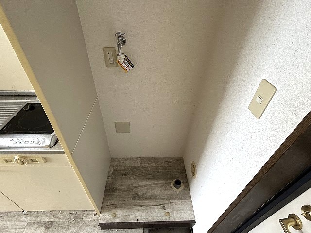 その他　清掃前。室内洗濯機置場。