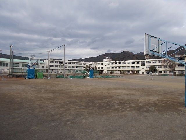 中学校　静岡市立服織中学校（中学校）まで220m