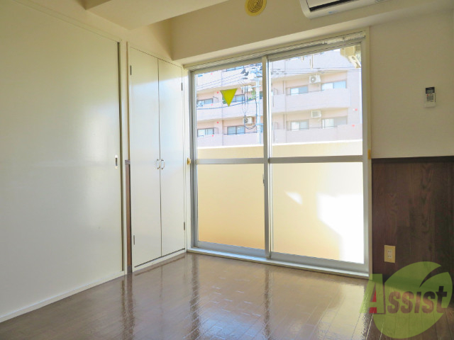 その他部屋・スペース　４．５帖の洋室です。日差しがあり明るい印象でした。