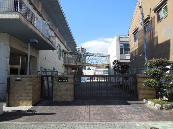 小学校　内山小学校（小学校）まで450m