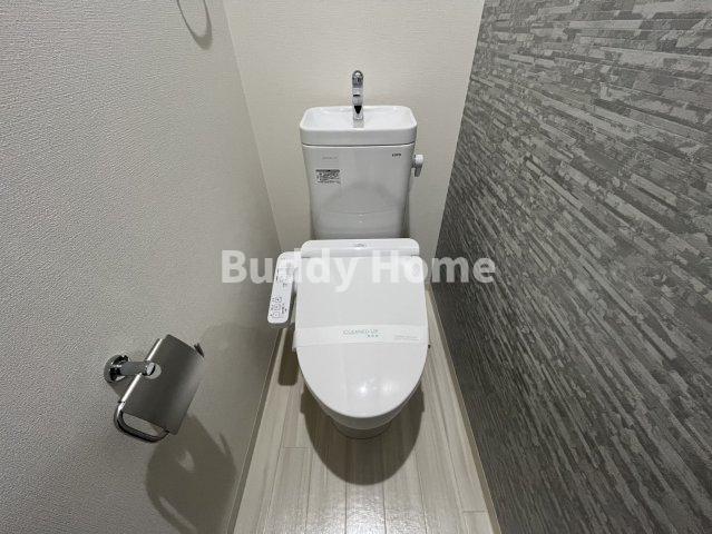 トイレ　落ち着いた色調のトイレです