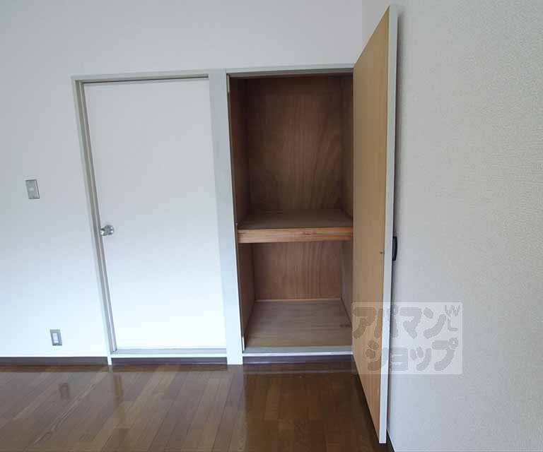 収納　洋室内に収納が有ります