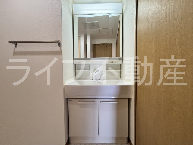 洗面設備　ゆったりとスペースのある洗面所