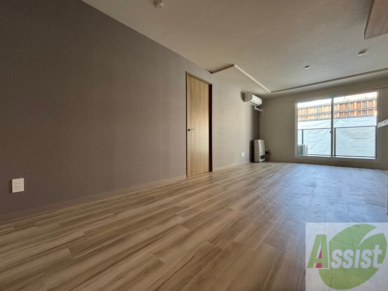 居室・リビング　木目のフローリングは落ち着きのある印象のお部屋になりますね！
