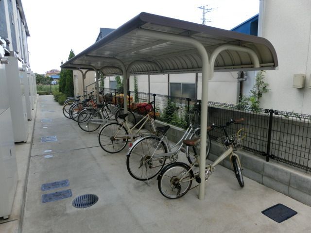 その他共有部分　屋根付の駐輪スペースです。