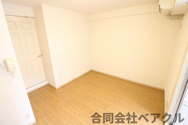 その他部屋・スペース　落ち着いた色調の寝室です