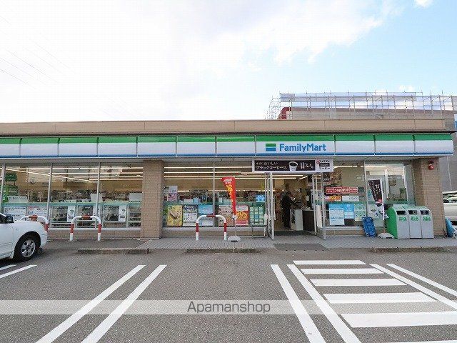 コンビニ　ファミリーマート（コンビニ）まで859m