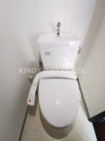 トイレ　落ち着いた色調のトイレです