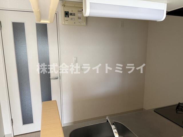 その他　反転間取りの別部屋での写真で…