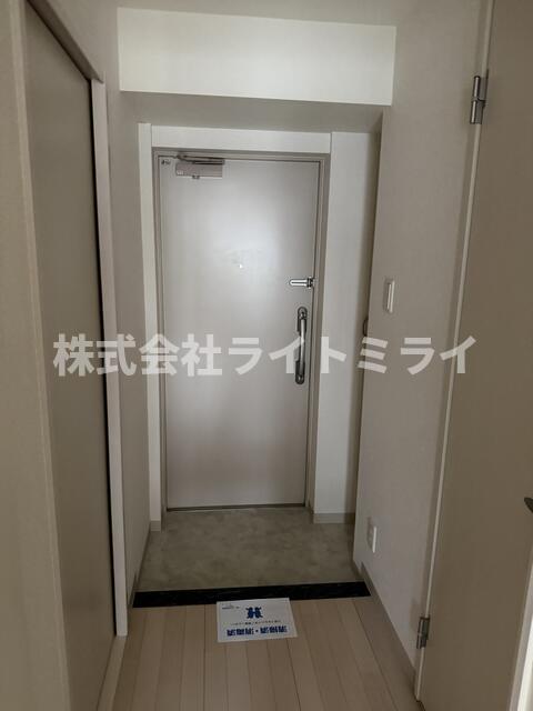 玄関　反転間取りの別部屋での写真で…