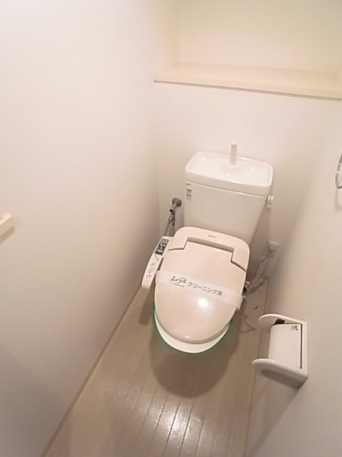 トイレ　落ち着いた色調のトイレです