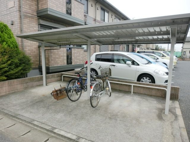 その他共有部分　屋根付きの駐輪場。