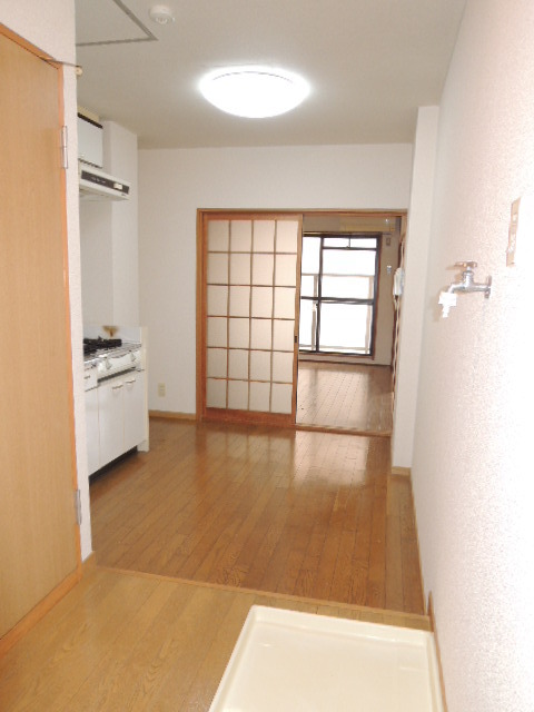 玄関　通路も広くて使いやすい
