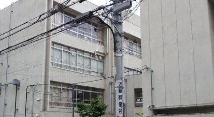 小学校　新宿区立鶴巻小学校（小学校）まで503m