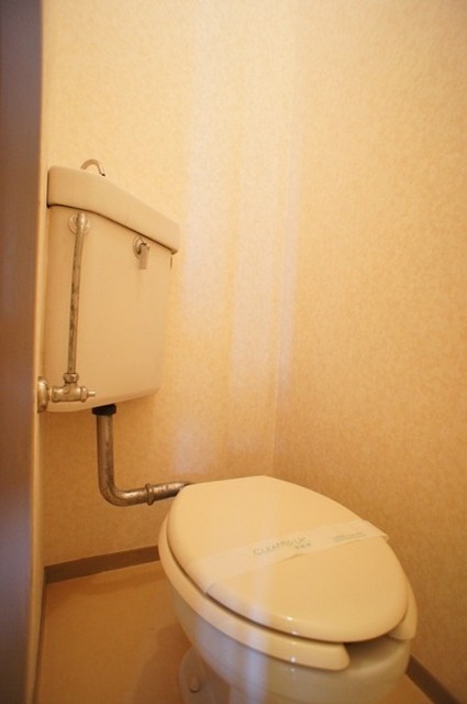 トイレ　白を基調にした空間で清潔感のあるトイレです。