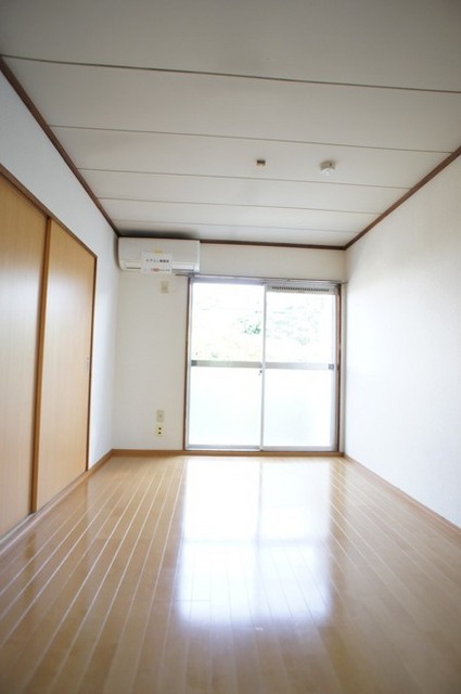 居室・リビング　室内を１ＬＤＫにリフォーム済み。綺麗な室内です。
