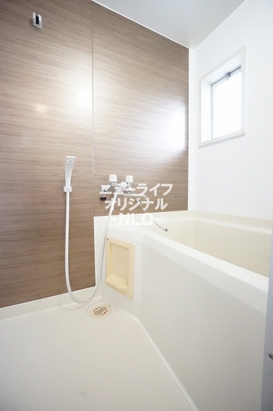 バス・シャワールーム　バスタブに浸かって一日の疲れをゆっくり癒せます☆