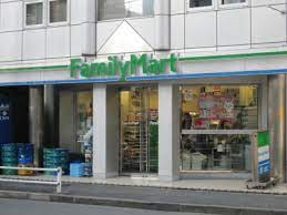 コンビニ　ファミリーマート 南青山六丁目店（コンビニ）まで458m