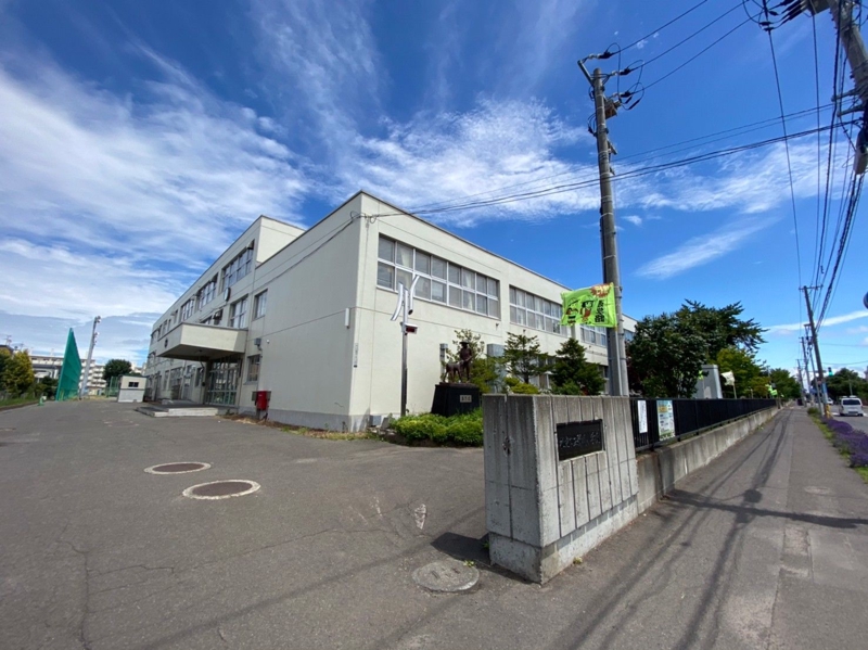 小学校　札幌市立新川小学校（小学校）まで593m