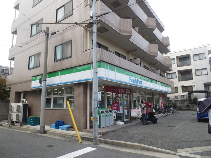 コンビニ　ファミリーマート（コンビニ）まで220m