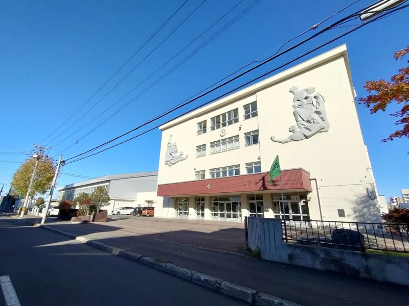 中学校　札幌市立栄町中学校（中学校）まで740m