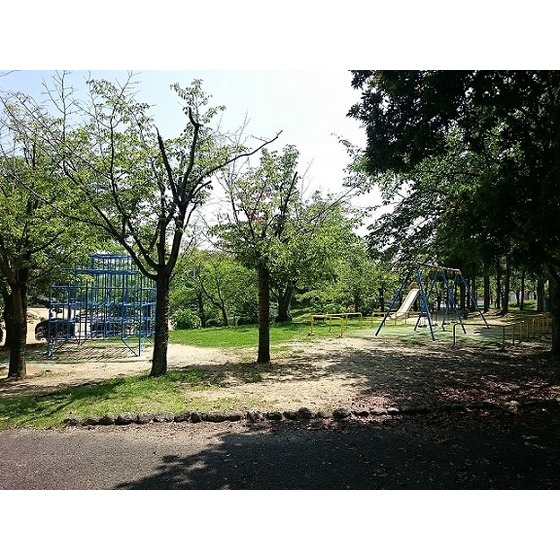 公園　高塚地区公園（公園）まで300m