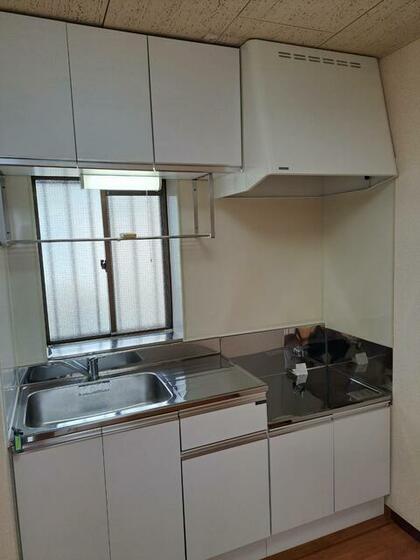 キッチン　室内掲載写真は同建物の他の部屋のものです。