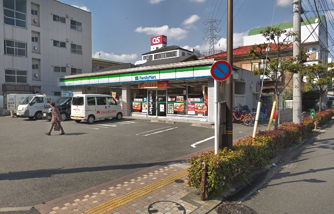 コンビニ　ファミリーマート 足立綾瀬三丁目店（コンビニ）まで309m