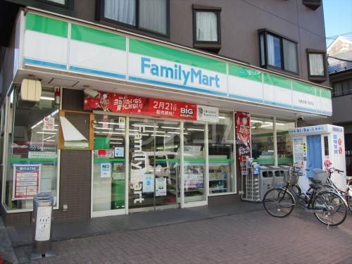 コンビニ　ファミリーマート 和泉多摩川駅前店（コンビニ）まで587m