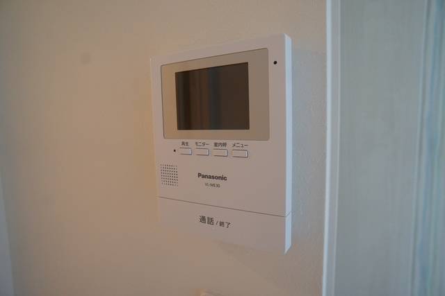 セキュリティ　来訪者の姿を確認できるＴＶモニター付インターホン設置済です！