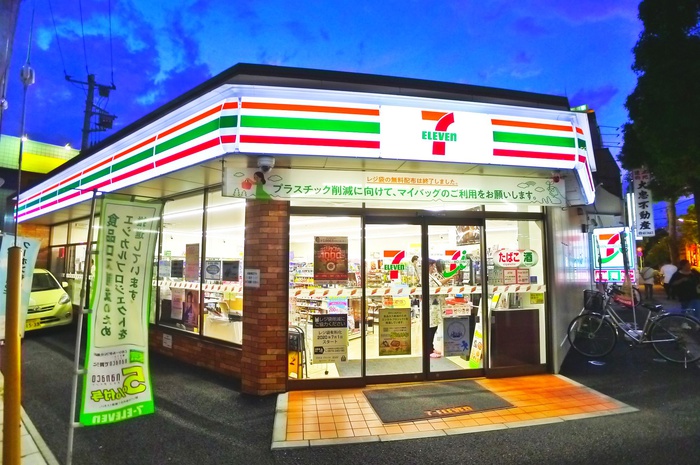 コンビニ　セブンイレブン（コンビニ）まで218m