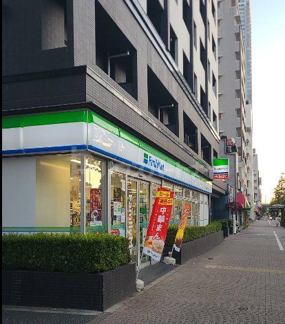 コンビニ　ファミリーマート中央月島三丁目店（コンビニ）まで30m