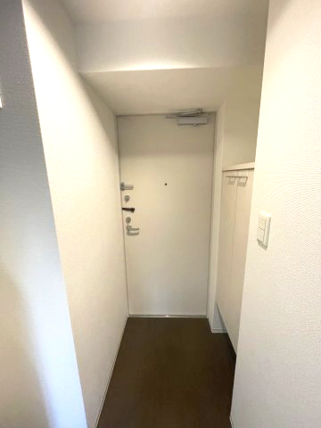 玄関　(参考)同マンション反転タイプの間取り部屋写真