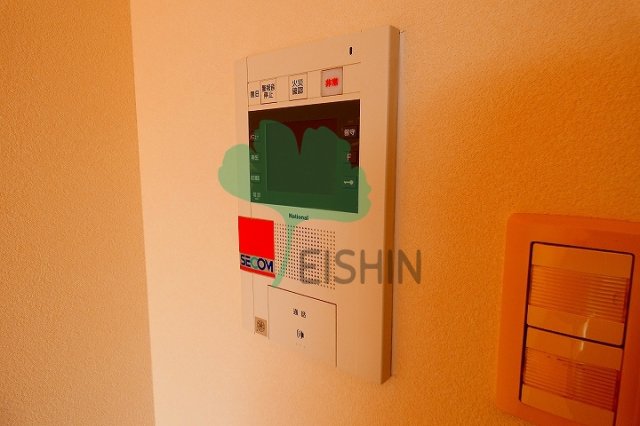 その他設備　モニター付きインターホンはセコムと連動しており緊急時は短時間