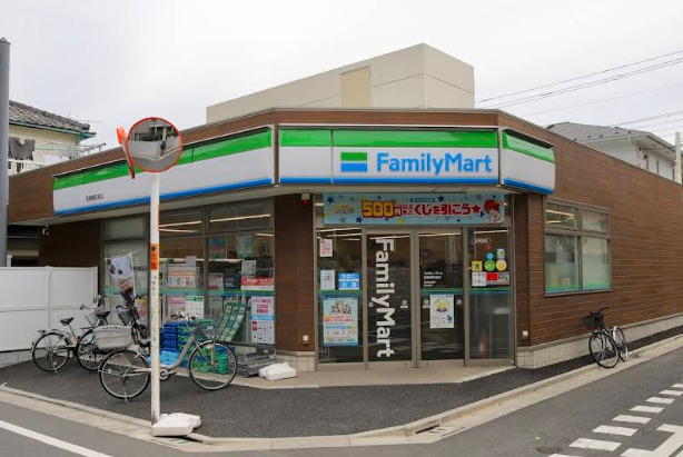 コンビニ　ファミリーマート 西巣鴨駅東店（コンビニ）まで66m