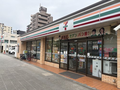 コンビニ　セブンイレブン 鶴見市場富士見店（コンビニ）まで107m