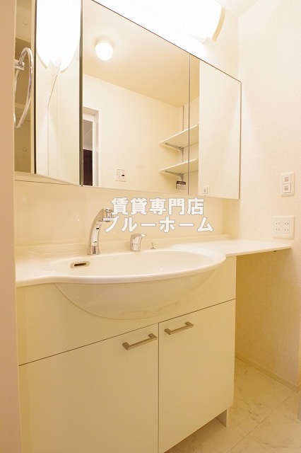 洗面設備　あると嬉しい三面鏡洗面台！