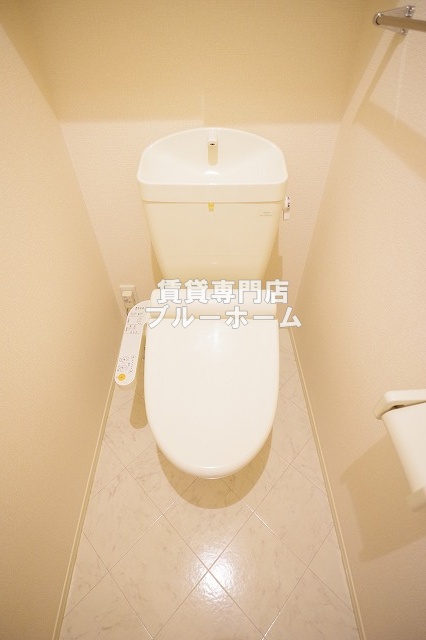 トイレ　温水洗浄機能付き便座！