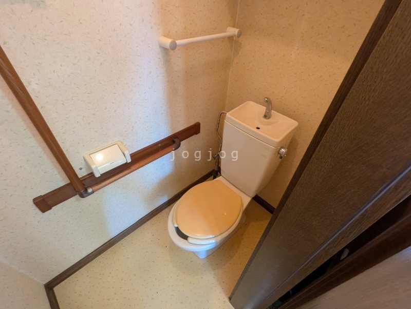 トイレ　窮屈感がなくリラックスのできるトイレです。