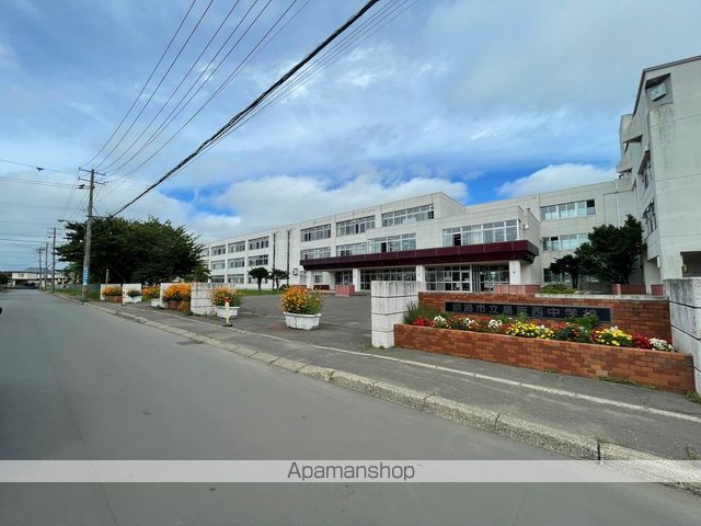 中学校　釧路市立鳥取西中学校（中学校）まで897m