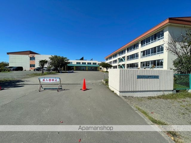 小学校　釧路市立鶴野小学校（小学校）まで814m