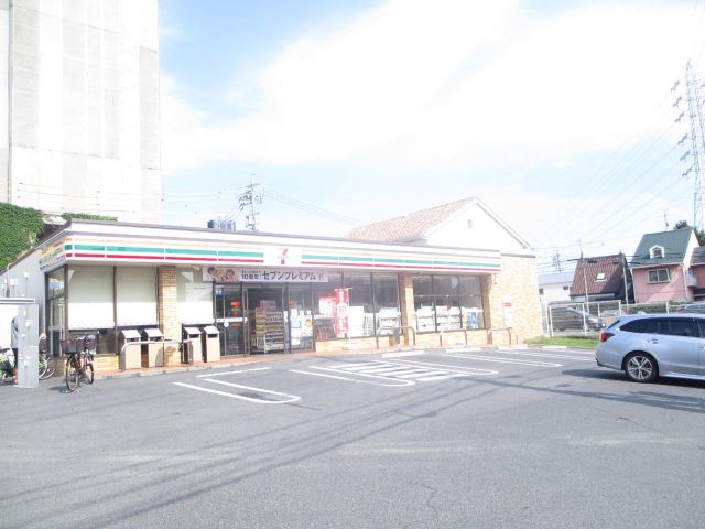 コンビニ　セブンイレブン（コンビニ）まで880m